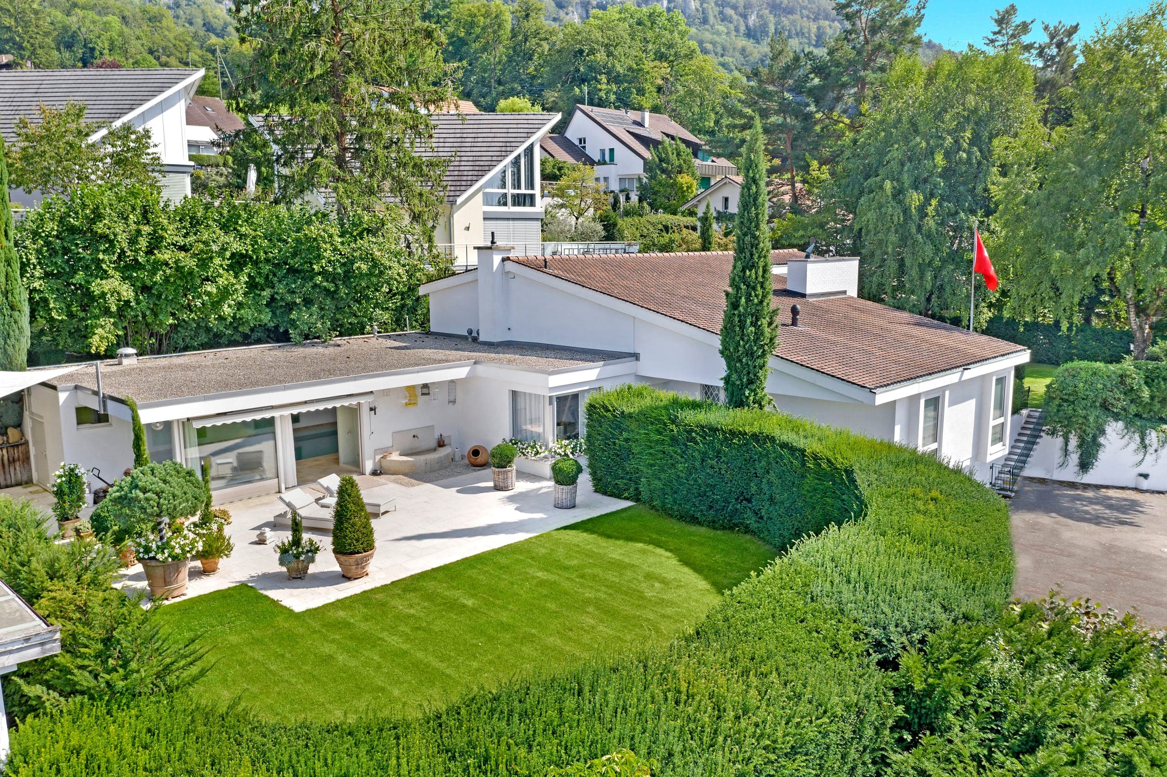 Einstöckige Villa mit gepflegtem Garten und Hecke, von oben