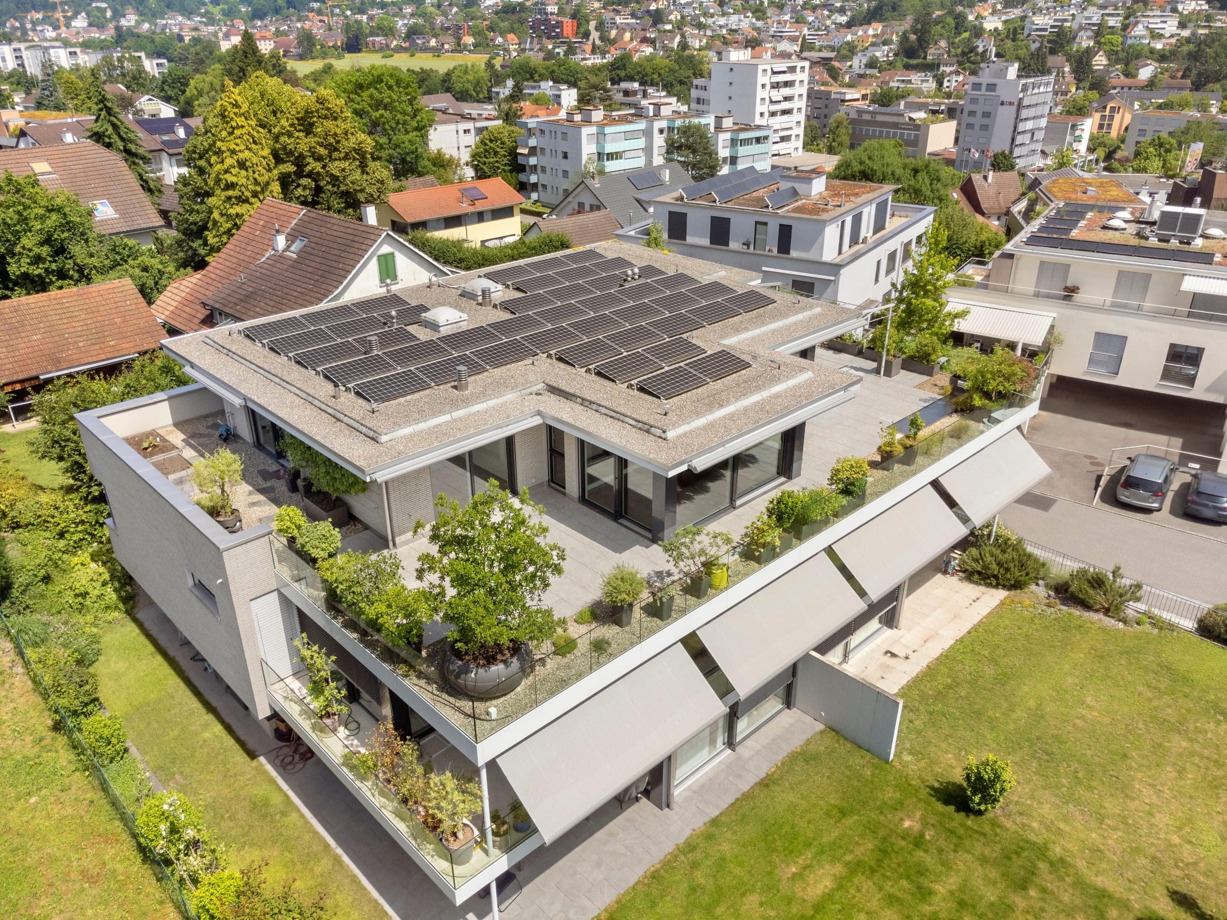Attikawohnung mit Dachterrasse und Solarpanels, von oben
