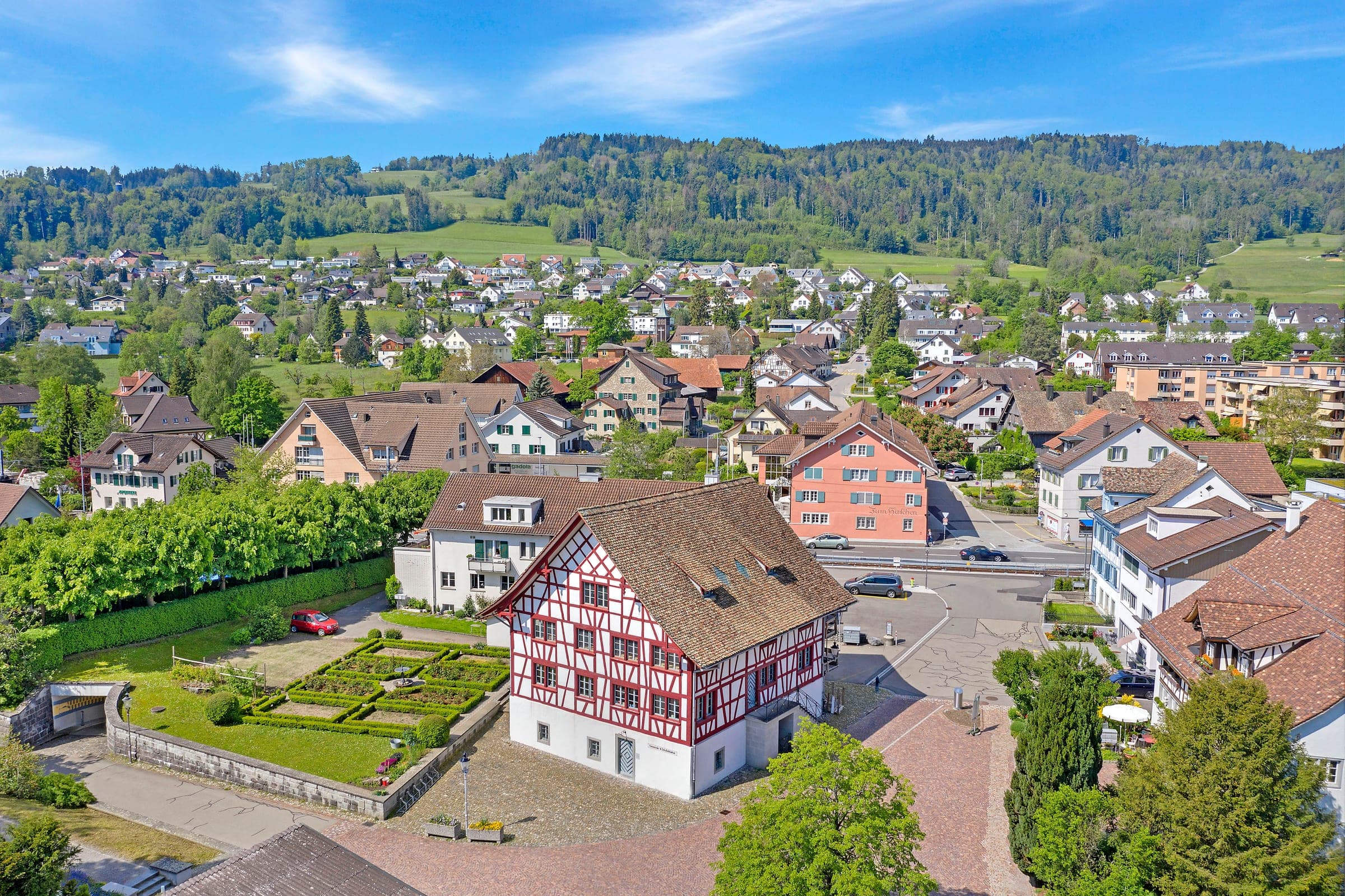 Riegelhaus im Dorfzentrum, von oben