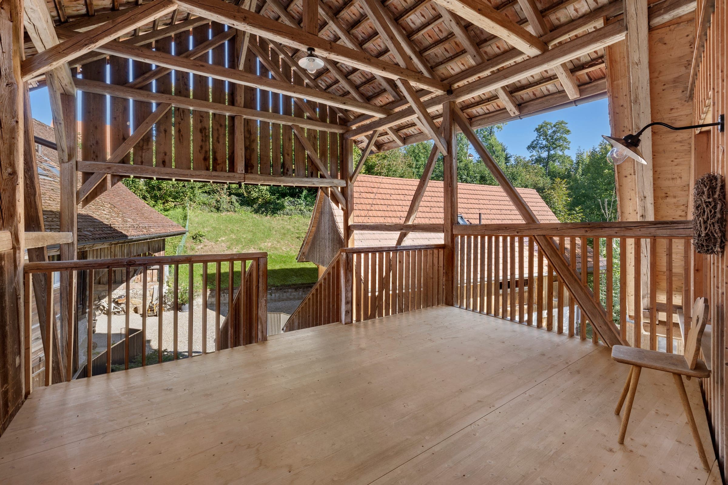 Holzüberdachung mit sichtbaren Balken und Blick in den Garten