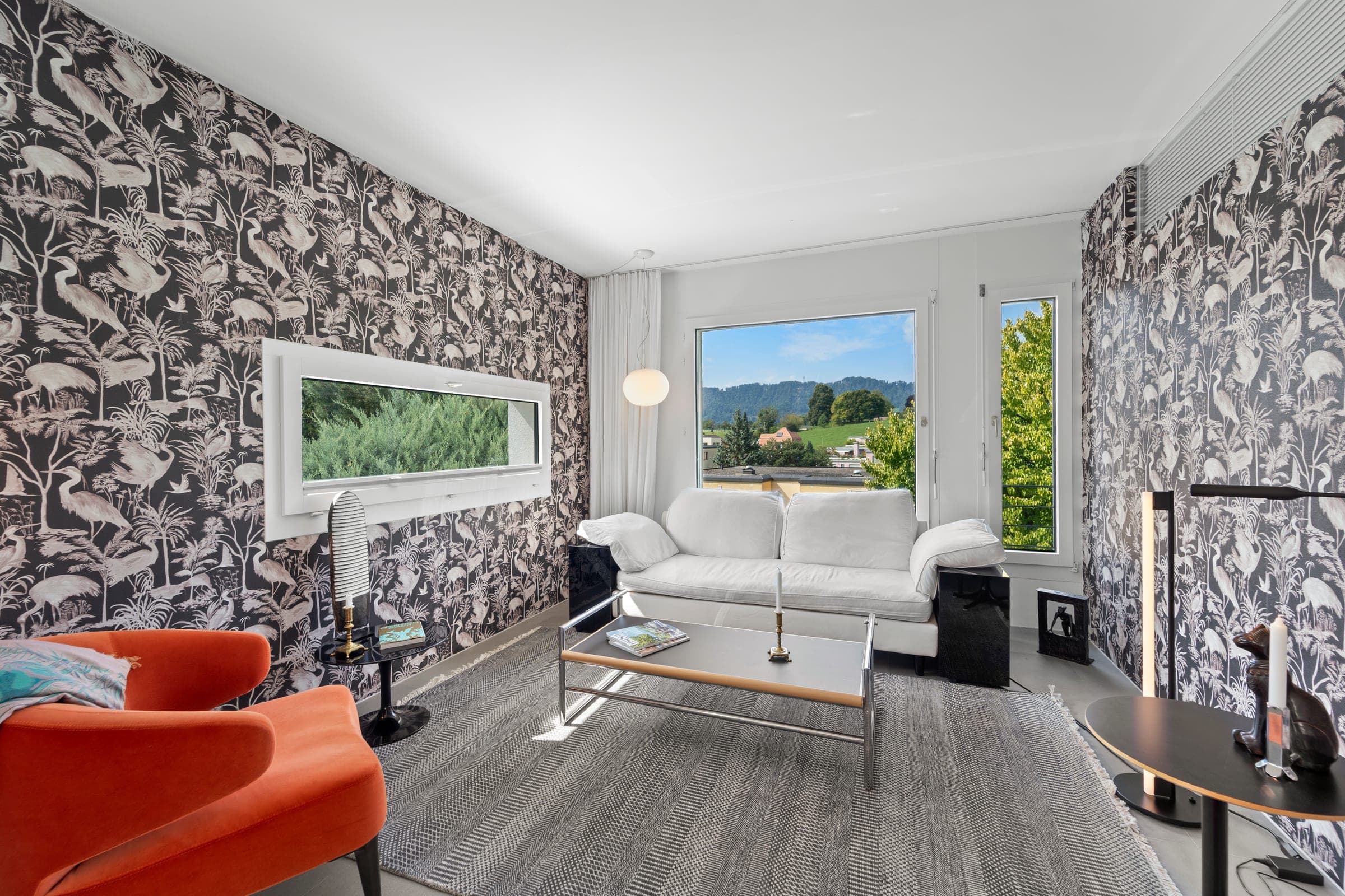 Wohnzimmer mit dekorativer Tapete und Panoramafenster