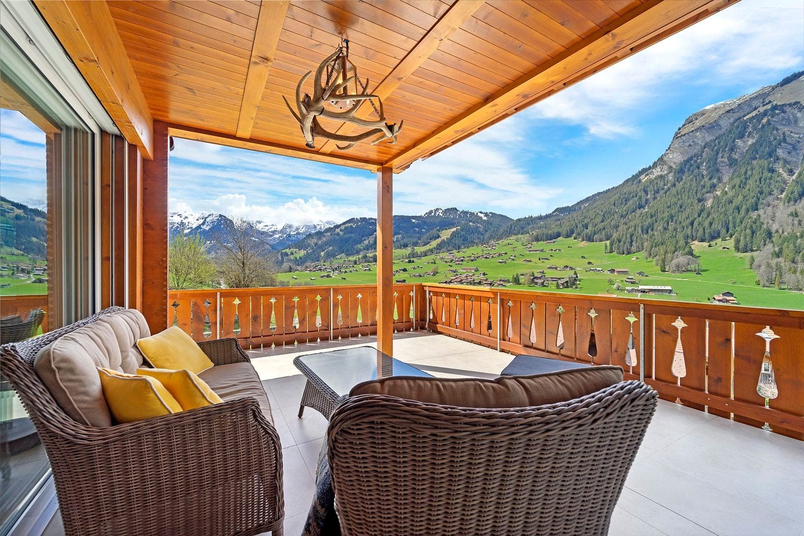 Überdachte Holzterrasse mit Blick auf die Berge
