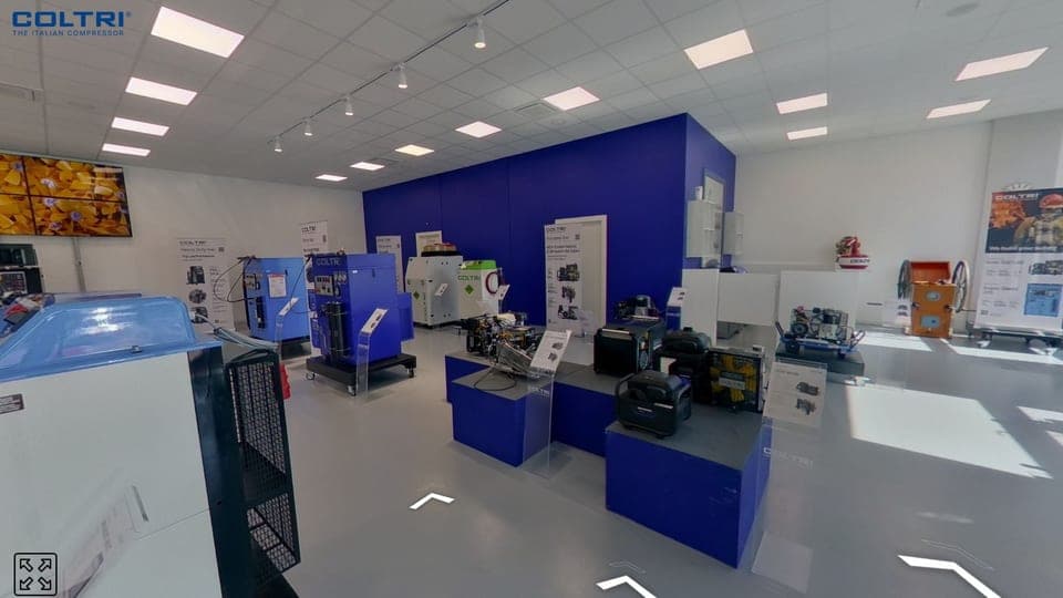 Showroom mit blauen Ausstellungssockeln und Kompressoren